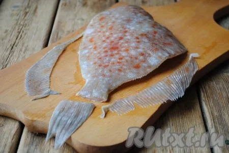 Если рыба замороженная - её надо разморозить и хорошо вымыть. Кухонными ножницами обрезать плавники и хвост. 