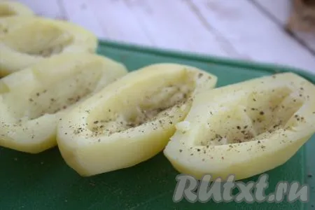 При помощи ложки (или острого ножа) вынуть из середины каждой половины картофеля мякоть, формируя таким образом 
