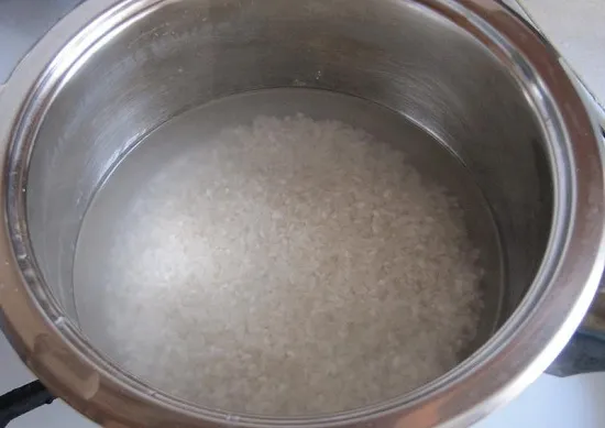 Рис залейте холодной водой с солью