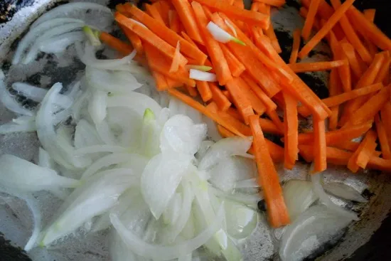 Морковь вымойте, очистите