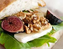 Утренний сэндвич с камамбером и инжиром