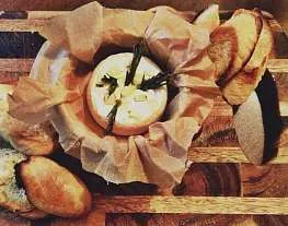 Запеченный камамбер с тимьяном, чесноком и чесночным хлебом