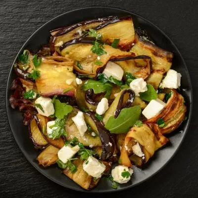 Тёплый салат с рукколой, баклажанами и сыром фета - рецепт с фото