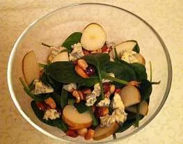Салат из шпината с грушей и орешками