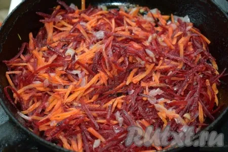 Выкладываем лук, морковь и свеклу в сковороду с несильно разогретым растительным маслом и тушим овощи, накрыв крышкой, на небольшом огне, иногда помешивая. 