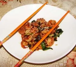 Теплый китайский салат из креветок в чесночном соусе - пошаговый рецепт