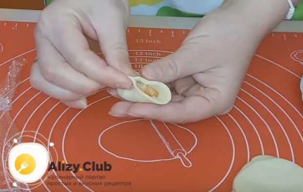 Посмотрите также на видео, как можно красиво сформировать вареники с клубникой.