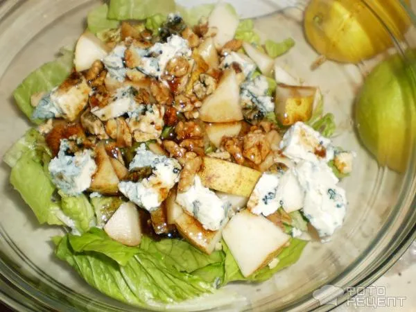 Салат с сыром с голубой плесенью и грушей фото