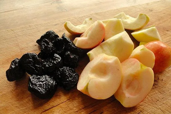 подготовить чернослив и яблоки