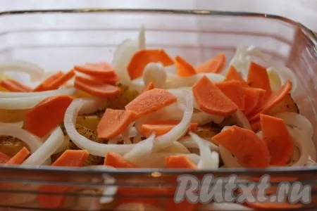 На лук выложить нарезанную тонкими полукольцами морковь. 