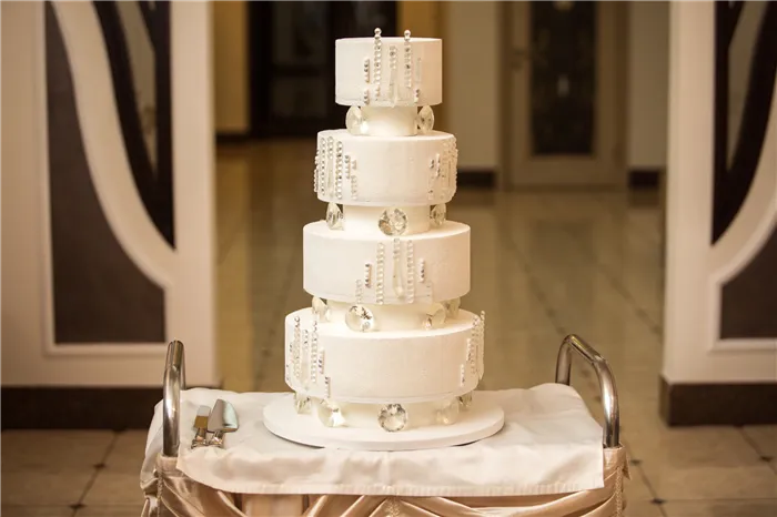Белый ганаш используют для свадебных тортов