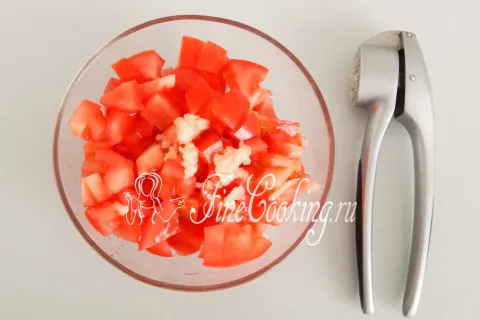 Салат с помидорами, сыром и яйцами. Шаг 4
