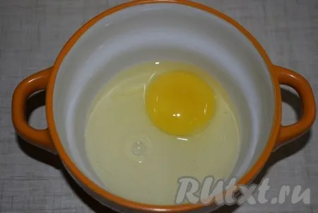 Для приготовления галушек в глубокую миску вбиваем яйцо. 