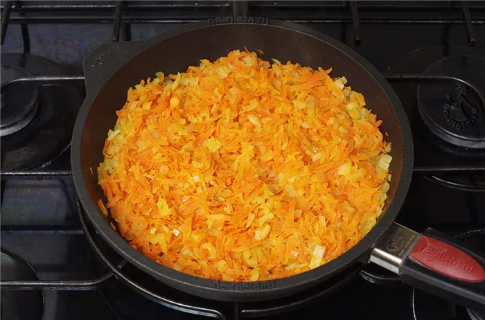Обжарить лук и морковь
