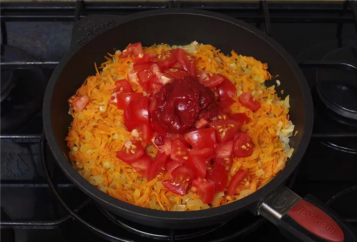 В зажарку добавить помидоры и томатную пасту