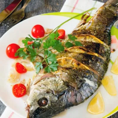 Запеченная рыба с лимоном и луком - рецепт с фото