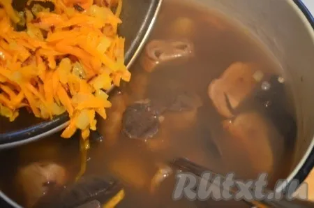 Затем добавить обьжаренные морковь и лук в грибной суп.