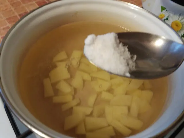 В кастрюлю наливаем воду, кладем туда картофель