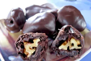 чернослив и грецкие орехи в шоколаде