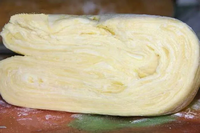 Конвертики из слоеного теста с сыром и ветчиной в духовке