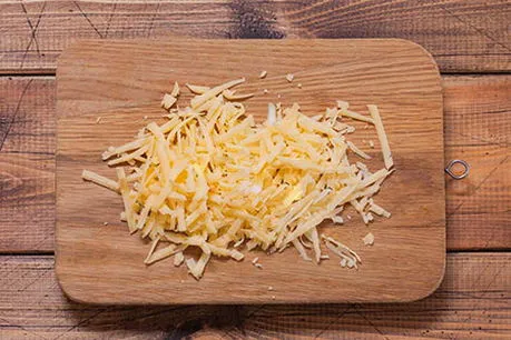 Конвертики из слоеного теста с сыром и ветчиной в духовке