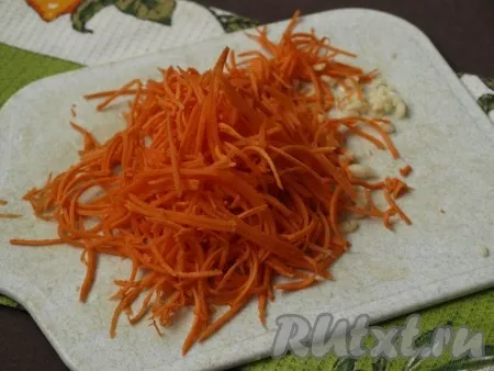 Чеснок и морковь очистила. Чеснок мелко нарезала, морковь натёрла на корейской тёрке. 