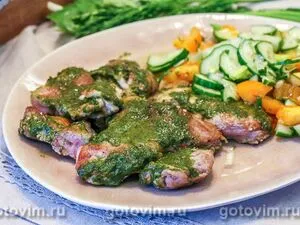 Стейки из свинины с чесночным зеленым соусом