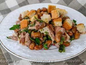 Мясной салат с фасолью и чесночными стрелками
