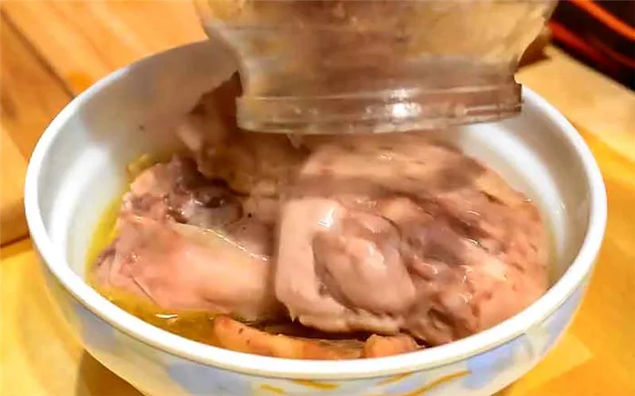 Выкладываем готовое мясо в миску