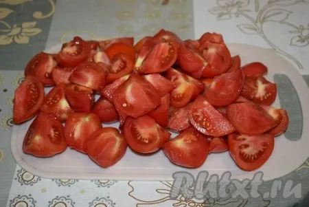 Помидоры очищаем от плодоножек и нарезаем их на 4 части. Если помидоры крупные, можно нарезать их на 6 долек.