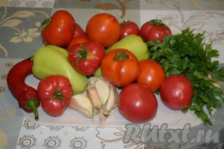 Подготовим овощи, помоем помидоры, перцы и зелень.