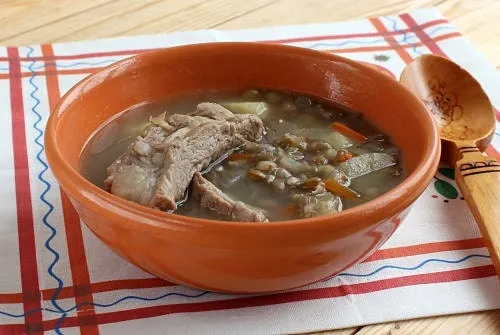 суп из чечевицы с мясом-min