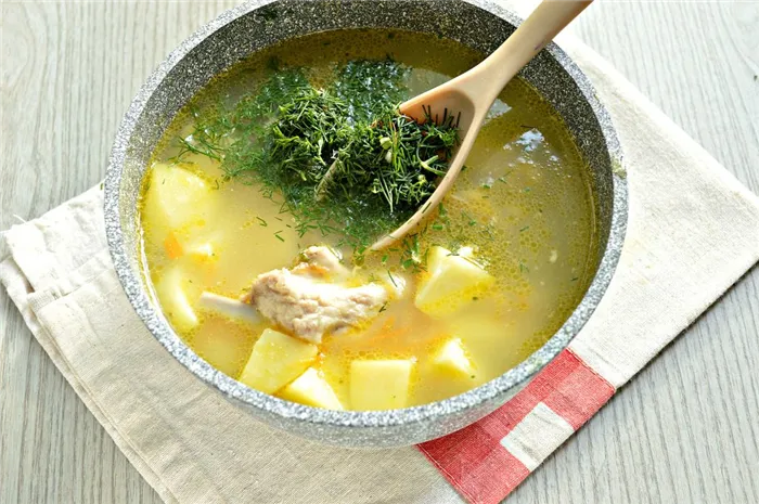 Фото рецепта - Ароматный картофельный суп со свиными ребрышками - шаг 4
