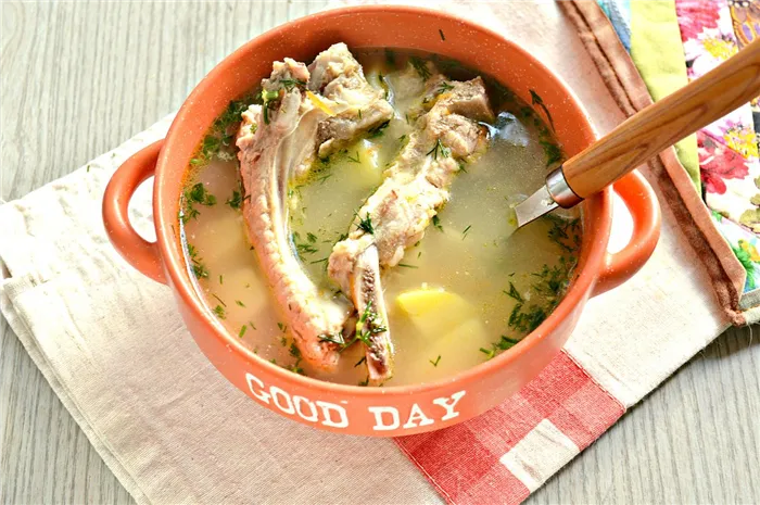 Ароматный картофельный суп со свиными ребрышками