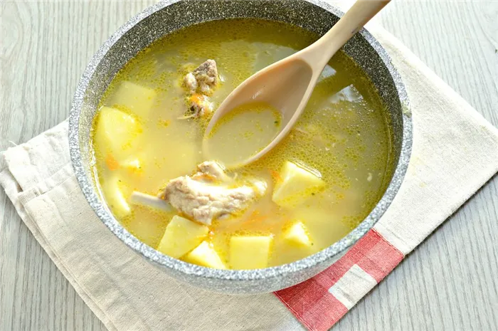 Фото рецепта - Ароматный картофельный суп со свиными ребрышками - шаг 3