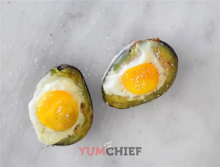 Запеченное авокадо с яйцом - рецепт с фото