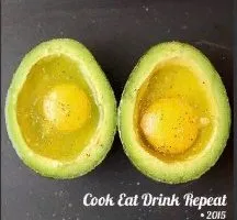 Авокадо запеченное с яйцом в духовке