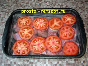 Филе индейки в духовке: накрыть кружком помидора