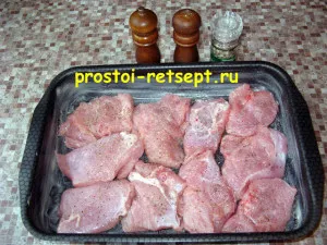 Филе индейки в духовке: выложить мясо в форму