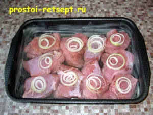 Филе индейки в духовке: положить лук на мясо