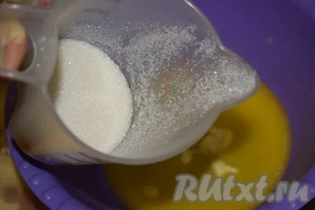 В растопленное теплое масло добавить сахар и перемешать при помощи ложки.