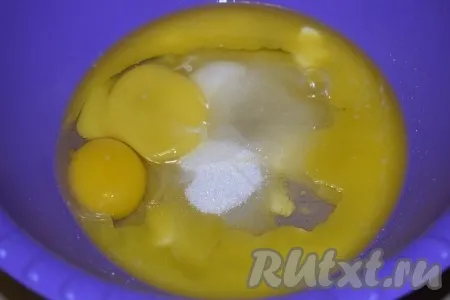 В смесь масла и сахара добавить яйца, взбить массу миксером в течение 2 минут.