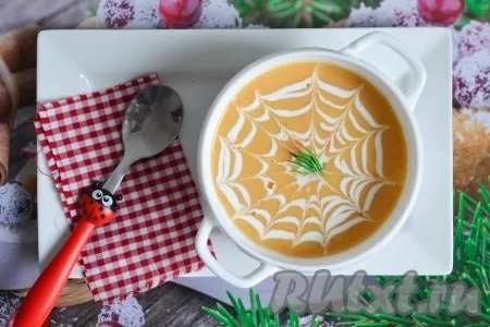 По желанию, суп-пюре из белой фасоли можно украсить узором из сливок и веточкой зелени. 