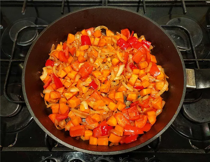 Обжарить болгарский перец и морковь