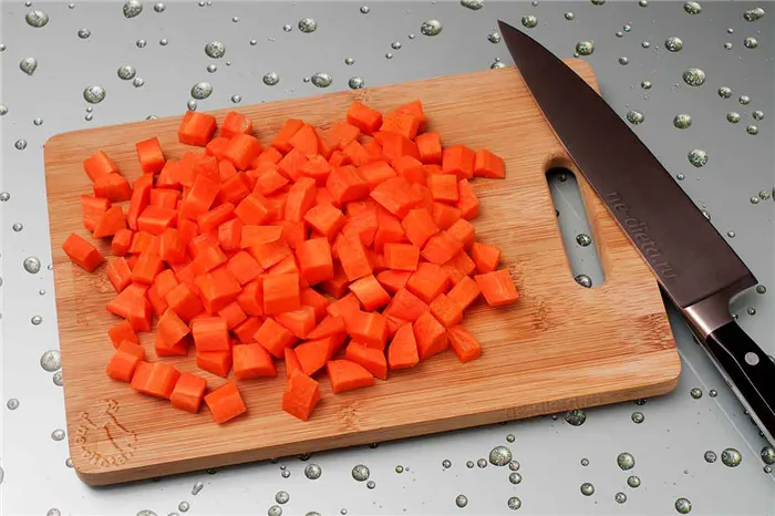 Морковь нарезать кубиками