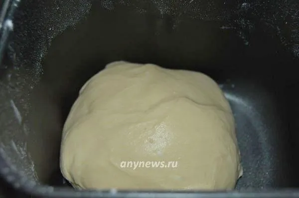 Замешиваем сдобное дрожжевое тесто для булочек в хлебопечке