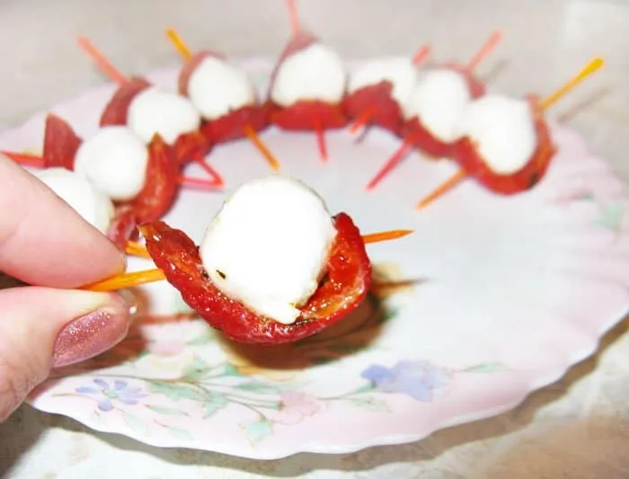 Фото рецепта - Канапе из вяленых помидоров с моцареллой - шаг 2