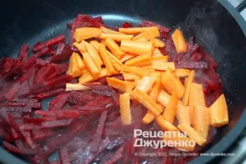 Добавить нарезанную морковку.
