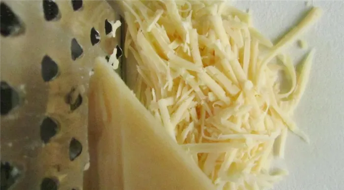 Натереть сыр на терке или нарезать тонкими ломтиками