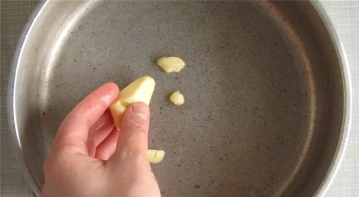 Смазать форму для запекания цветной капусты сливочным маслом